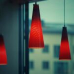 Een stijlvolle glazen hanglamp die sfeervolle verlichting biedt in een modern interieur.