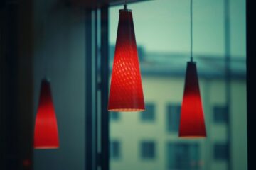 Een stijlvolle glazen hanglamp die sfeervolle verlichting biedt in een modern interieur.